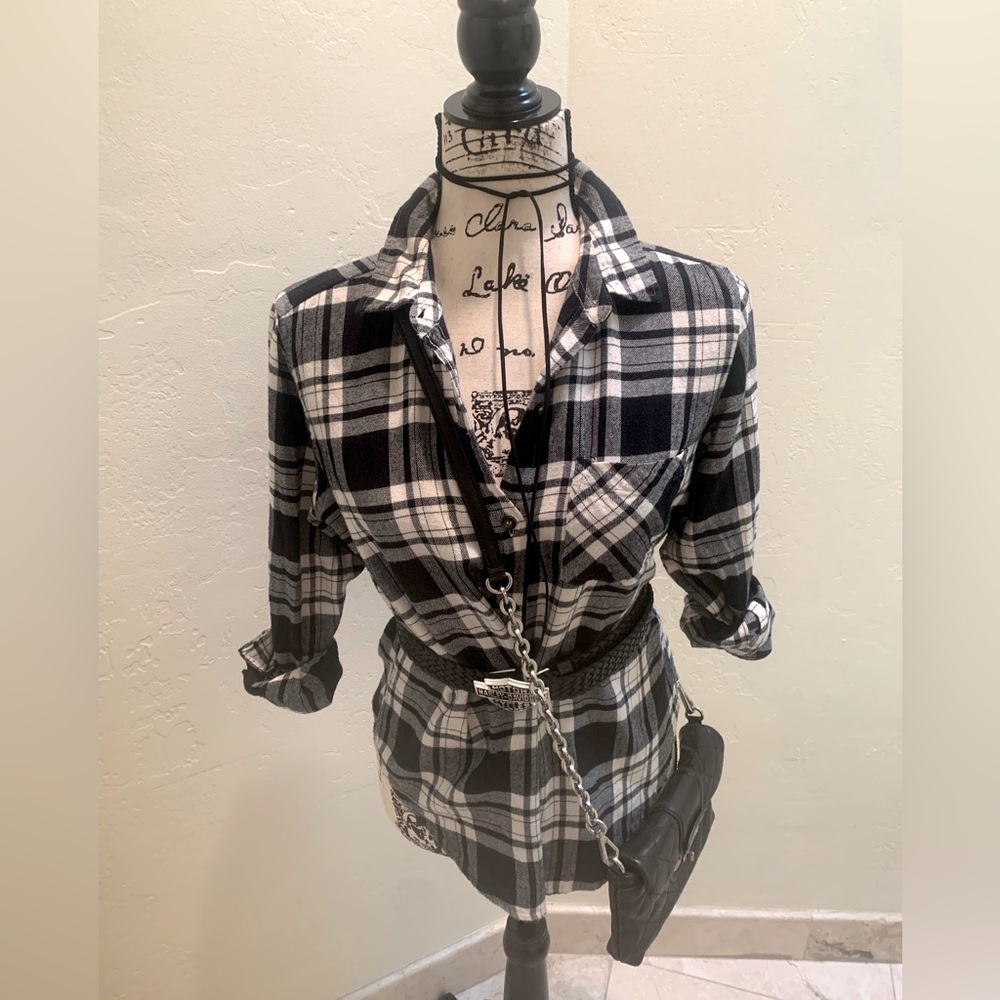 Forever21 woman’s long sleeve plaid button down shirt good condition